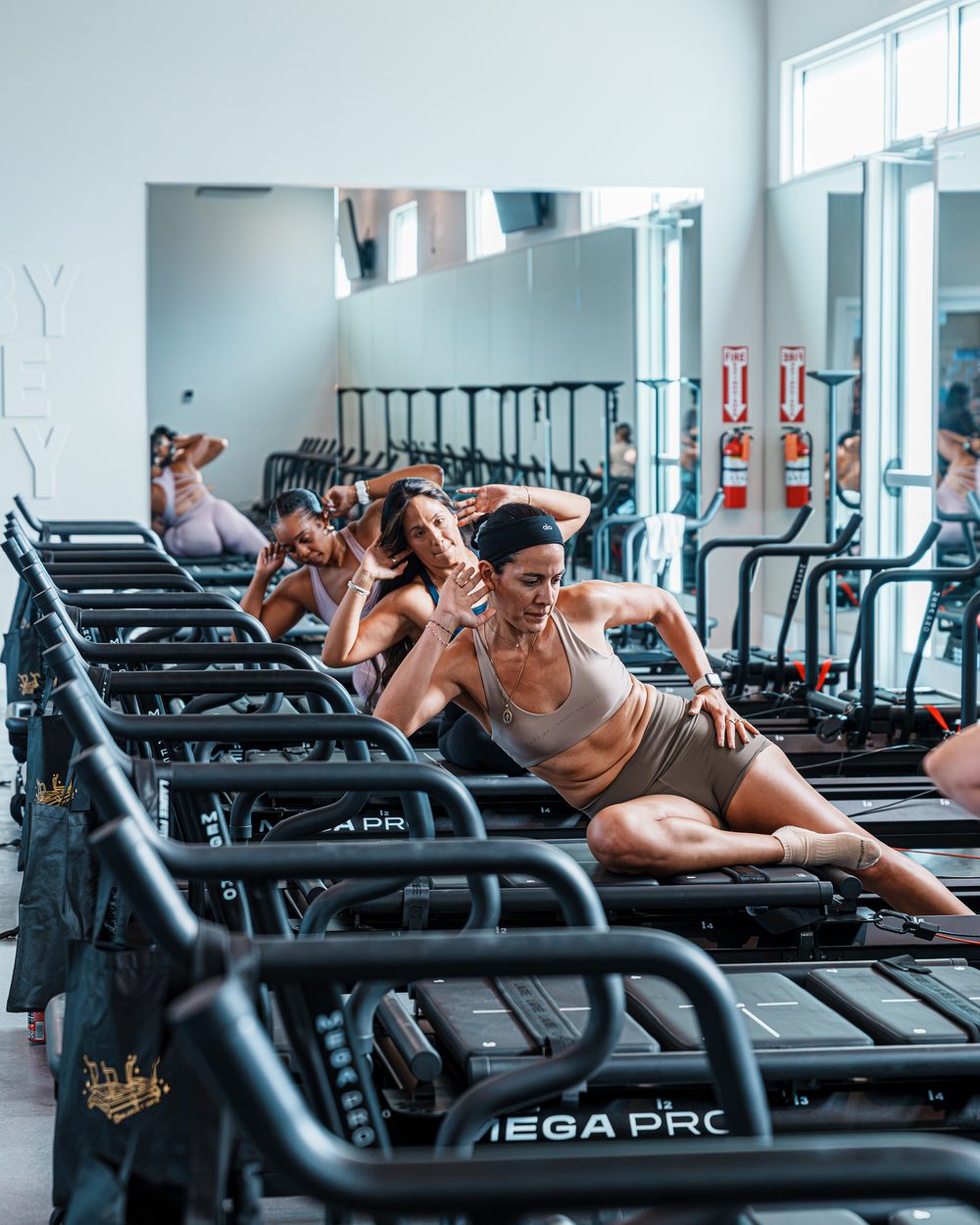 Members working obliques low on the carriage